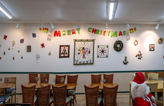 クリスマス飾りに溢れる店内