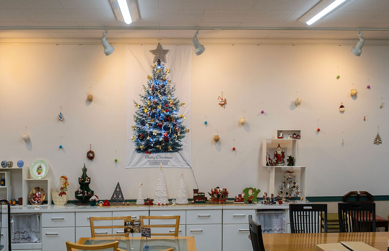 クリスマス飾りに溢れる店内